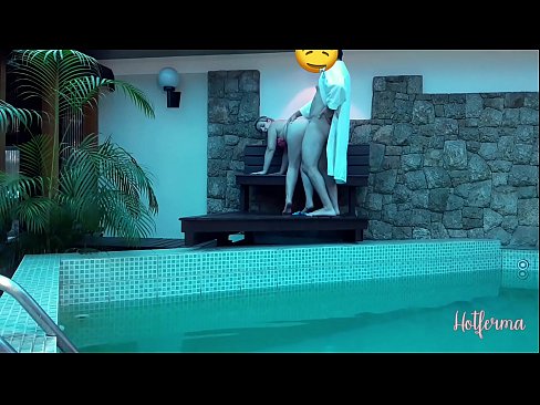 ❤️ Boss uzaicina kalponi uz baseinu, bet nevarēja pretoties karstu ❤️❌ Sekss video pie mums ❌❤